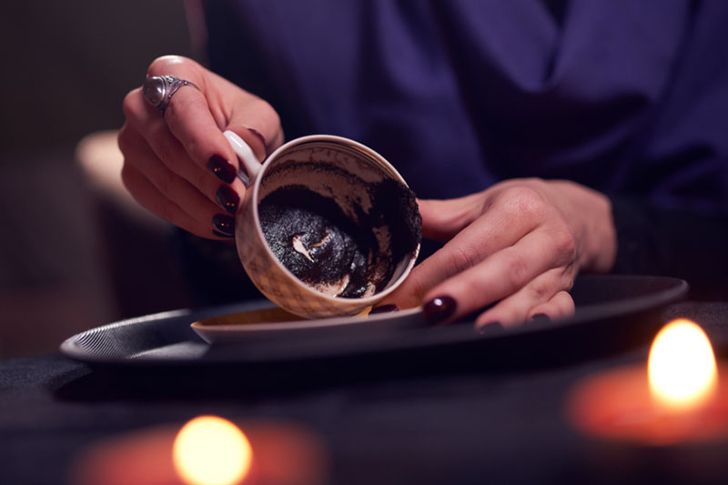 Wróżby w Turcji - jak wygląda wróżenie z fusów kawy i co oznaczają symbole i cyfry?